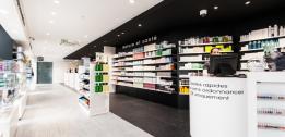 Pharmacie Élégante à Halluin: Agencement Sur Mesure et Modernité