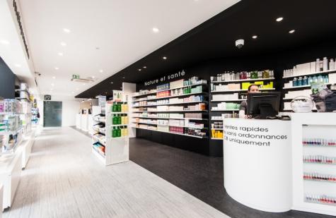 Pharmacie Élégante à Halluin: Agencement Sur Mesure et Modernité